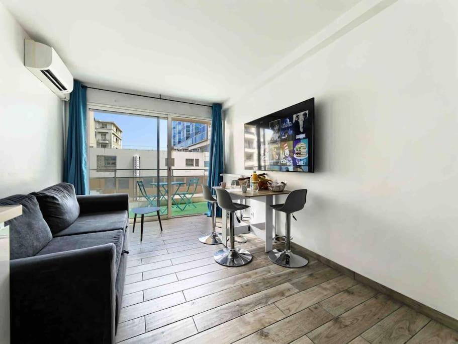 Apartment 1 Min To With Parking 3 Bedroom Flat