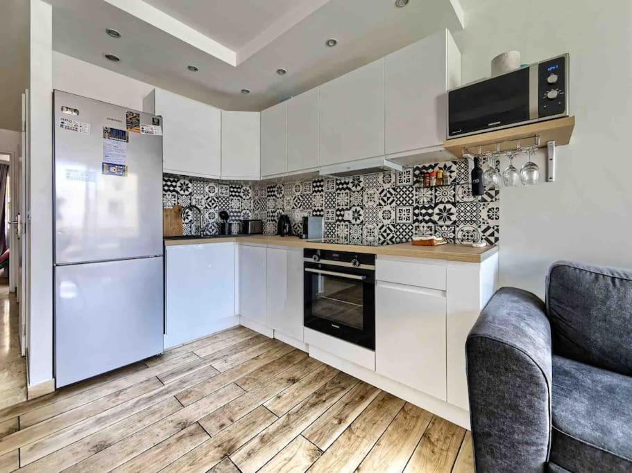 1 Min To With Parking 3 Bedroom Flat *