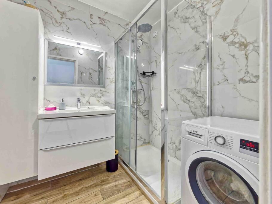 1 Min To With Parking 3 Bedroom Flat