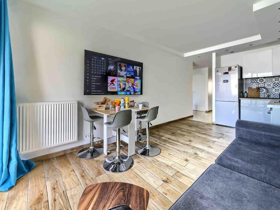 1 Min To With Parking 3 Bedroom Flat Appartamento *